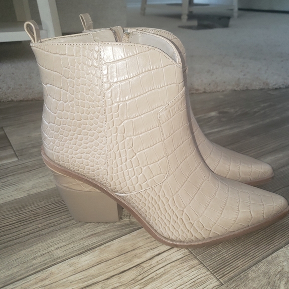 Gianni Bini Crop Leather Booties - Picture 3 of 15